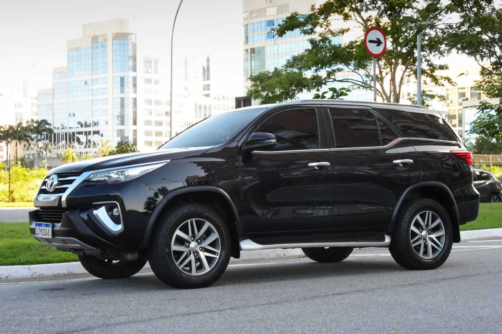 SUV preta vista de perfil em via urbana